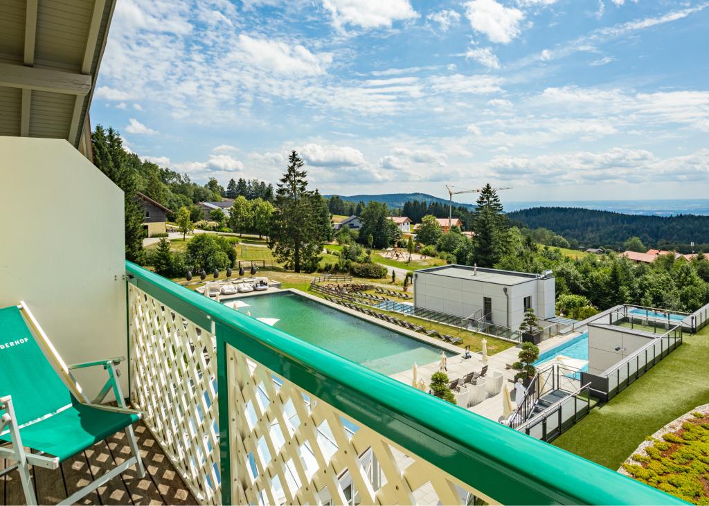 Balkon mit Grünblick im Sport- und Wellnesshotel Angerhof ****S bei schönem Wetter