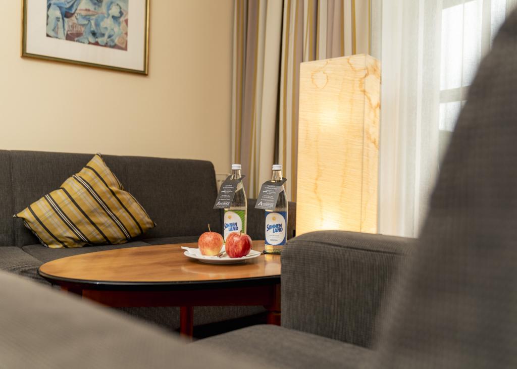 Gemütlicher Sitzbereich im Sport- und Wellnesshotel Angerhof ****S mit Äpfeln und Getränken