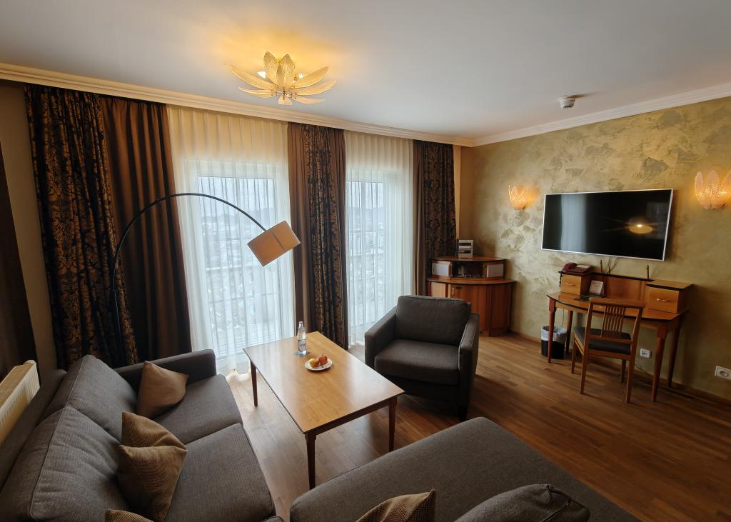 Wohnzimmer im Sport- und Wellnesshotel Angerhof ****S mit Sofa und TV