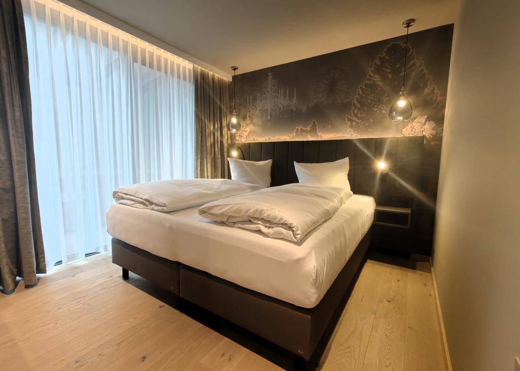 Modernes Doppelzimmer im Sport- und Wellnesshotel Angerhof ****S mit stilvoller Beleuchtung