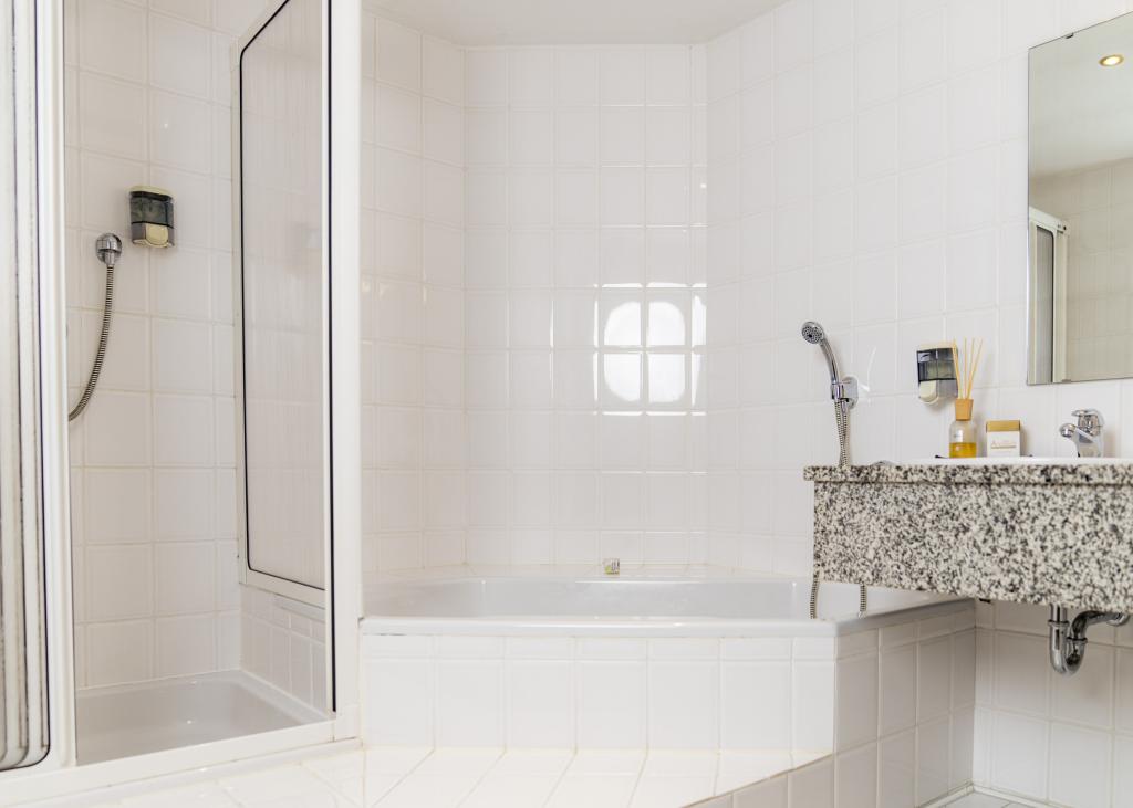 Modernes Badezimmer mit Dusche und Badewanne im Sport- und Wellnesshotel Angerhof ****S