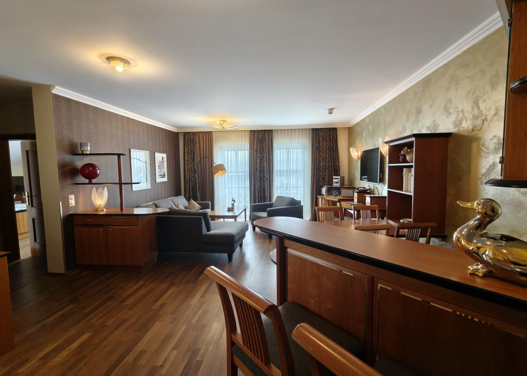 Gemütliche Suite im Sport- und Wellnesshotel Angerhof ****S mit Wohnzimmer und Essbereich