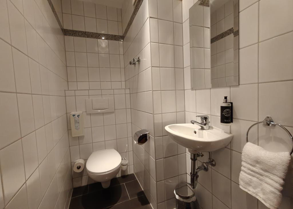 Bad im Sport- und Wellnesshotel Angerhof ****S mit Toilette, Waschbecken und Handtüchern
