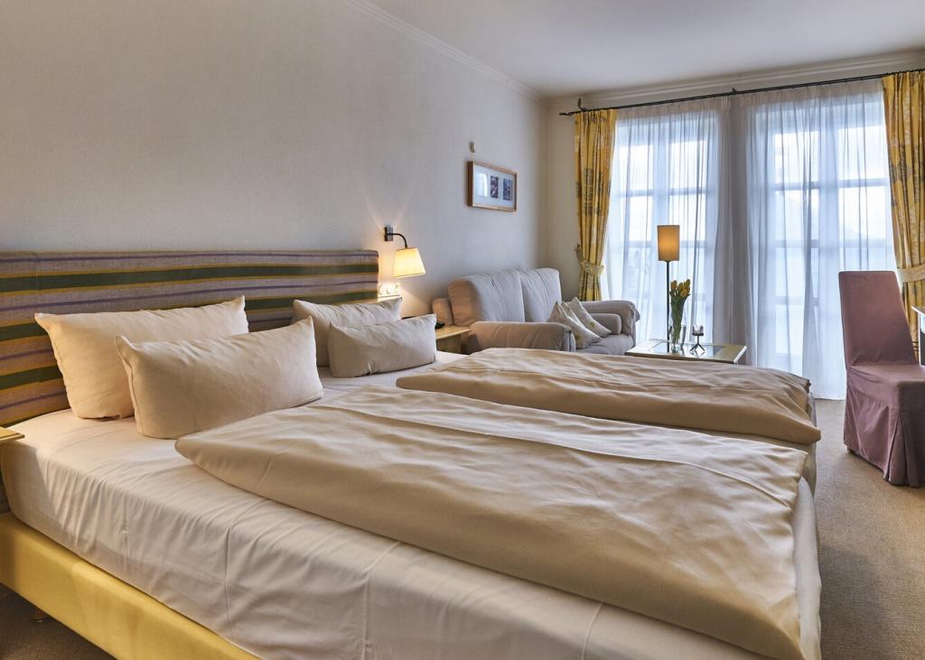 Gemütliches Zimmer im Sport- und Wellnesshotel Angerhof ****S mit Doppelbetten und Balkon