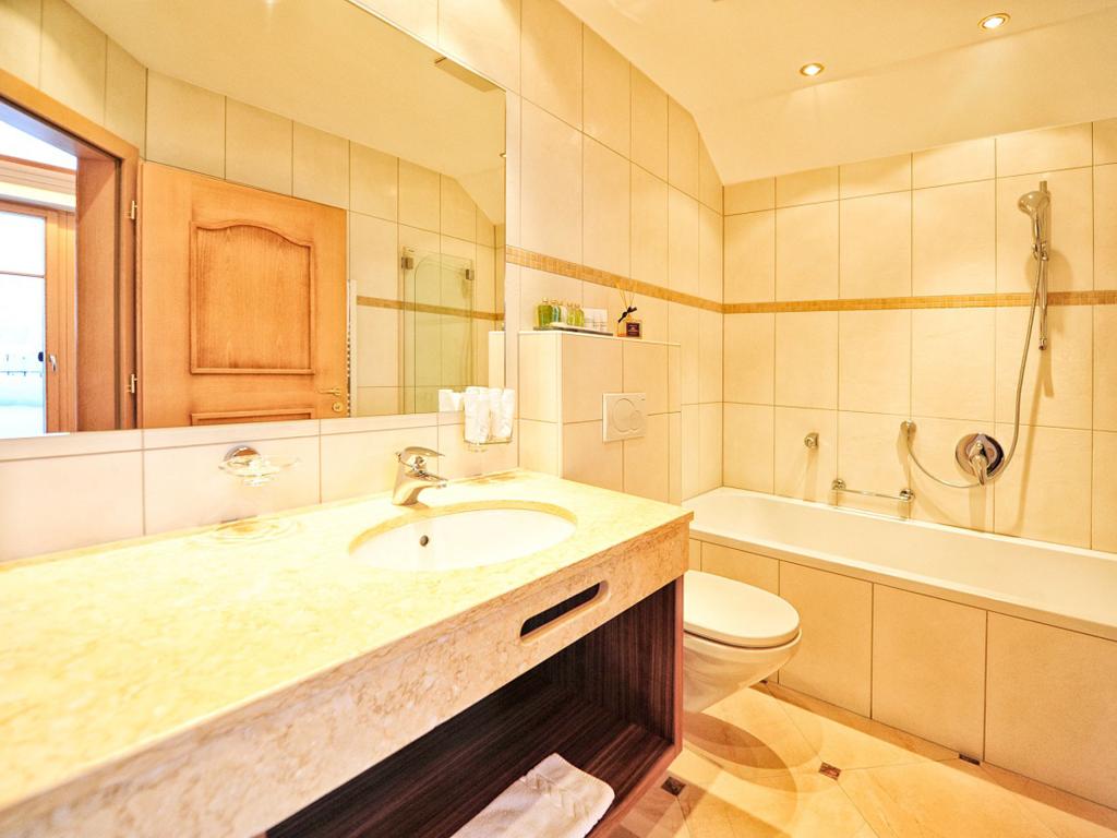 Badezimmer im Hotel Salnerhof mit Waschtisch, Dusche und WC