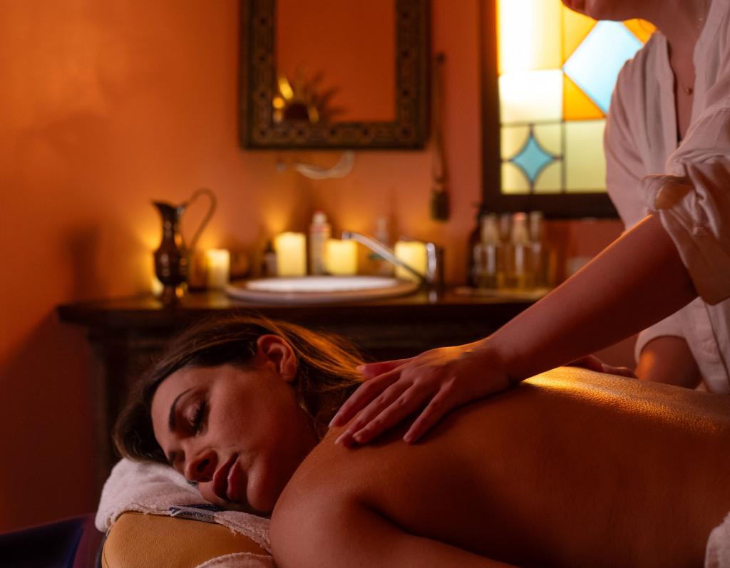 Massage im Sport- und Wellnesshotel Angerhof ****S mit warmem Kerzenlicht