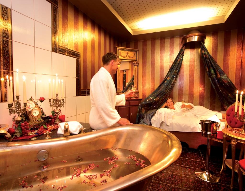 Gemütliches Luxusbad im Sport- und Wellnesshotel Angerhof ****S mit Rosenblättern