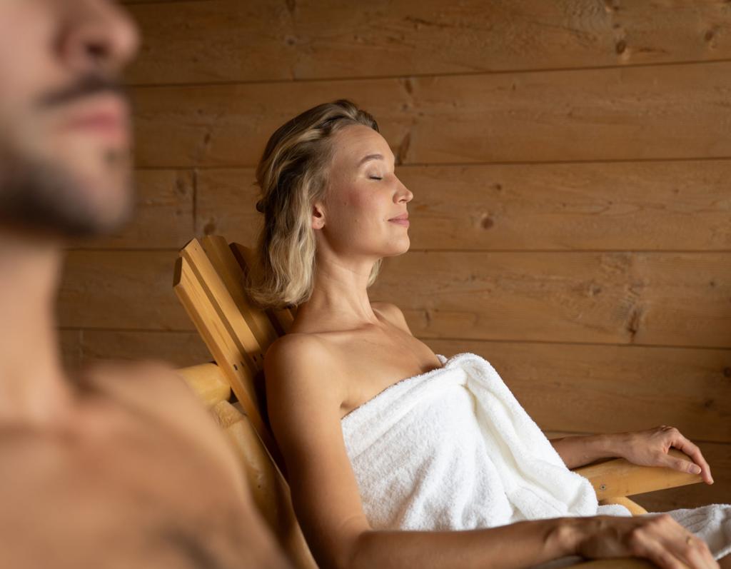 Entspannende Gäste in der Sauna des Sport- und Wellnesshotel Angerhof ****S