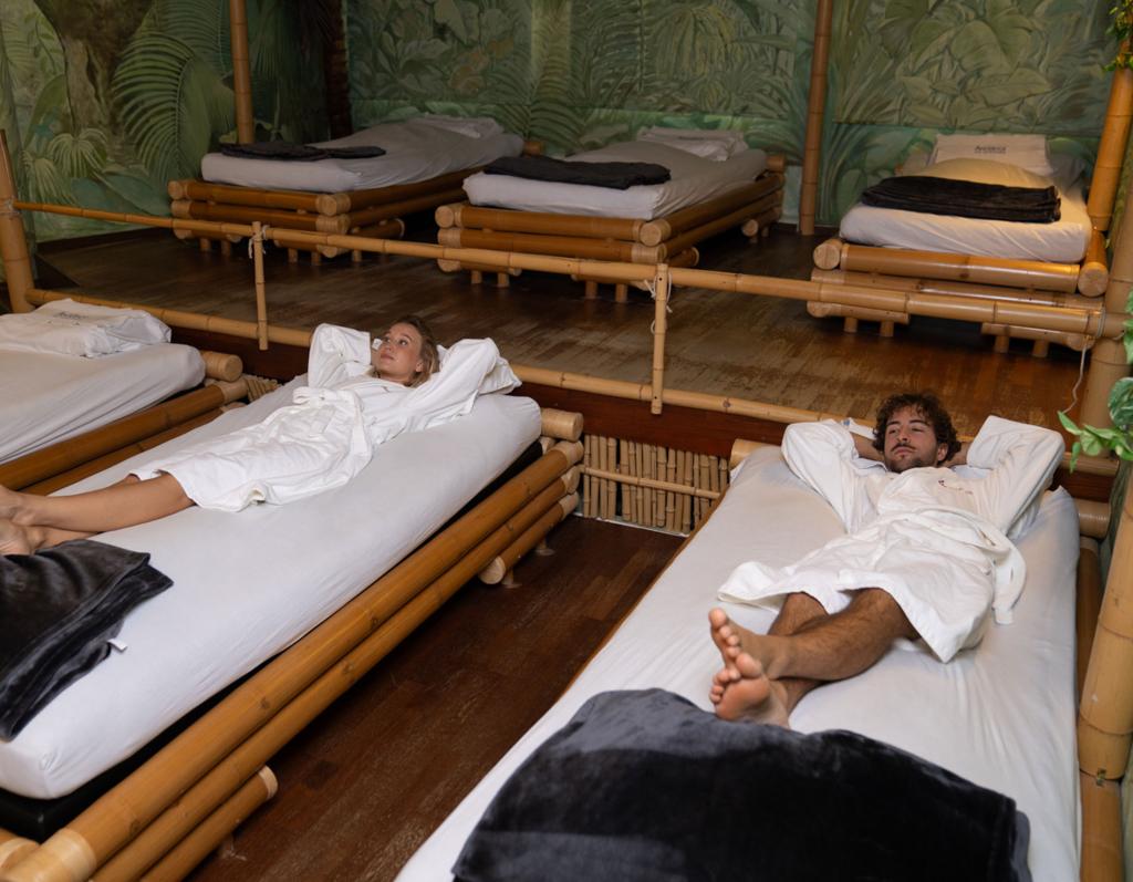 Entspannungsraum mit Liegen im Sport- und Wellnesshotel Angerhof ****S