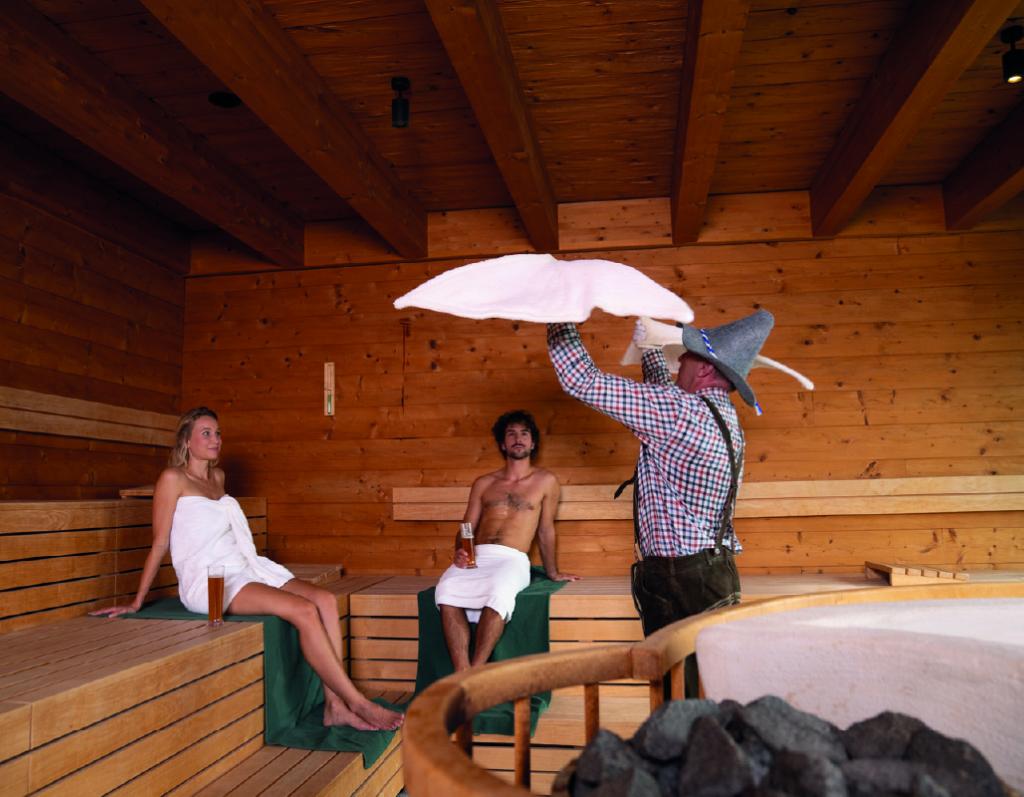 Saunaaufguss in der Holzfällerhütte
