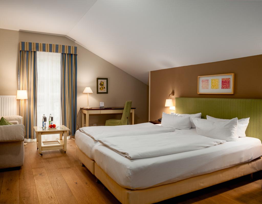 Gemütliches Gästezimmer im Sport- und Wellnesshotel Angerhof ****S mit Doppelbett und Schreibtisch