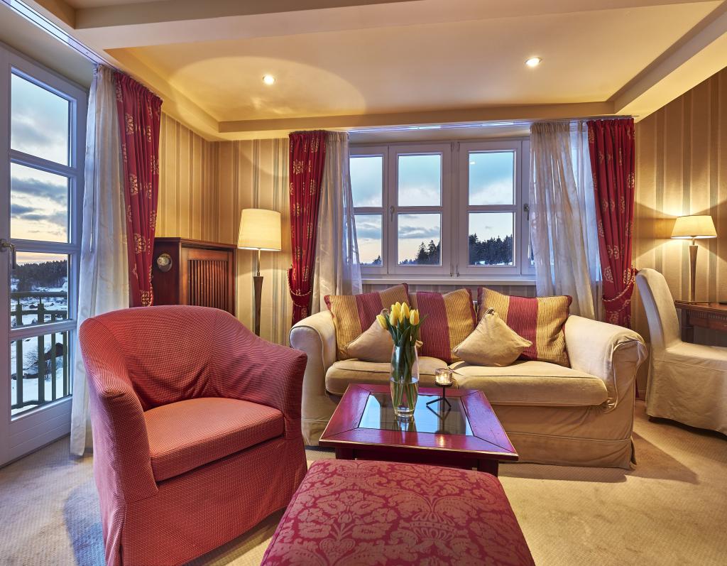 Gemütlicher Gastbereich im Sport- und Wellnesshotel Angerhof ****S mit Blick nach draußen