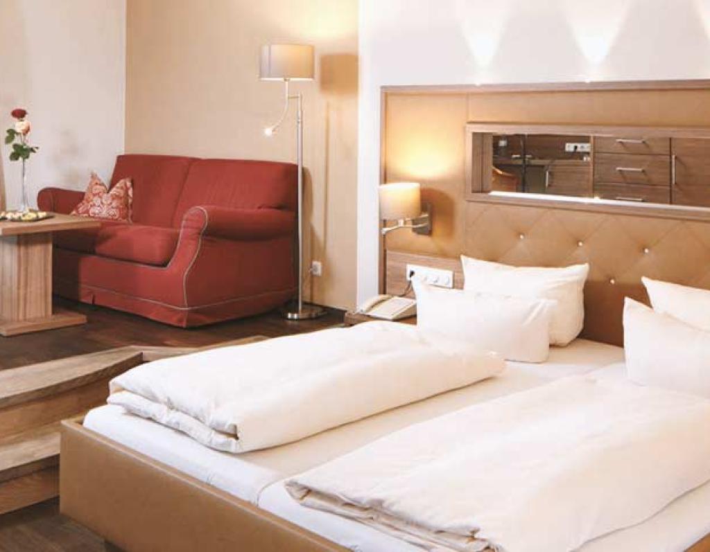 Gemütliches Zimmer im Sport- und Wellnesshotel Angerhof ****S mit Bett und Sofa