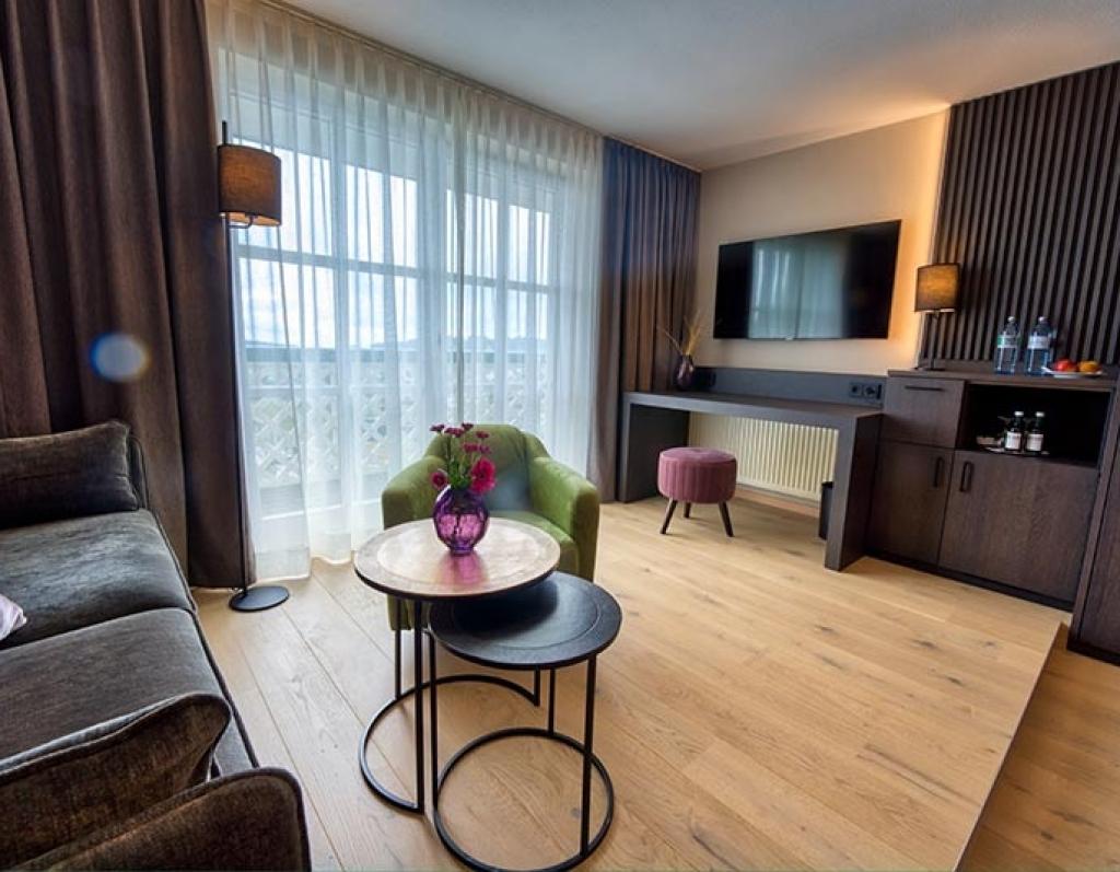 modern eingerichtetes Zimmer im Sport- und Wellnesshotel Angerhof ****S mit Sitzbereich