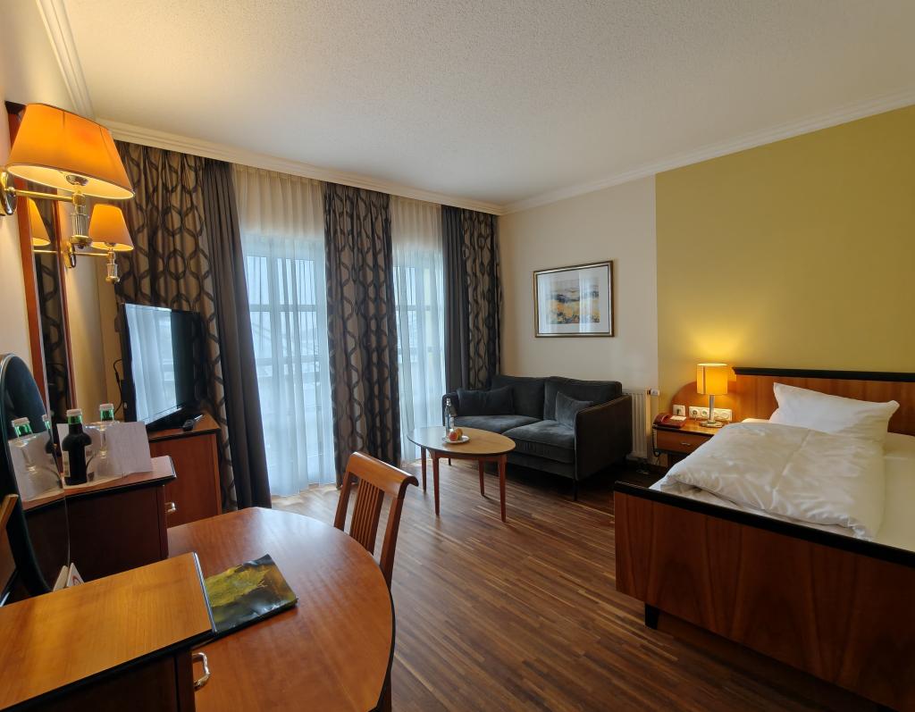 Gemütliches Hotelzimmer im Sport- und Wellnesshotel Angerhof ****S mit Sofa und Bett