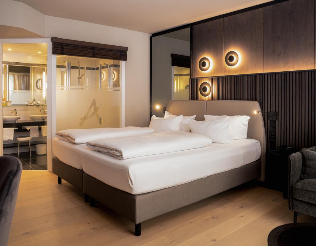 Modernes Schlafzimmer im Sport- und Wellnesshotel Angerhof ****S mit elegantem Design