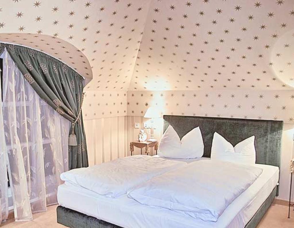 Gemütliches Zimmer im Sport- und Wellnesshotel Angerhof ****S mit Sternenmuster.