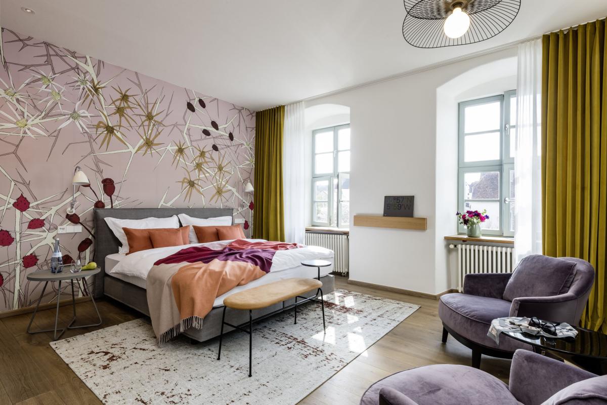 Modernes Schlafzimmer mit Blumenwand im Kloster Hornbach