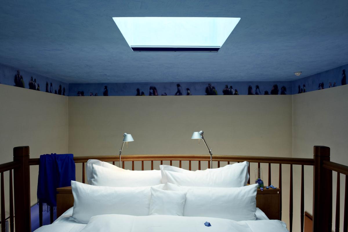 Gemütliche Sitzecke im Kloster Hornbach mit Blumen, Trauben und sanfter Beleuchtung