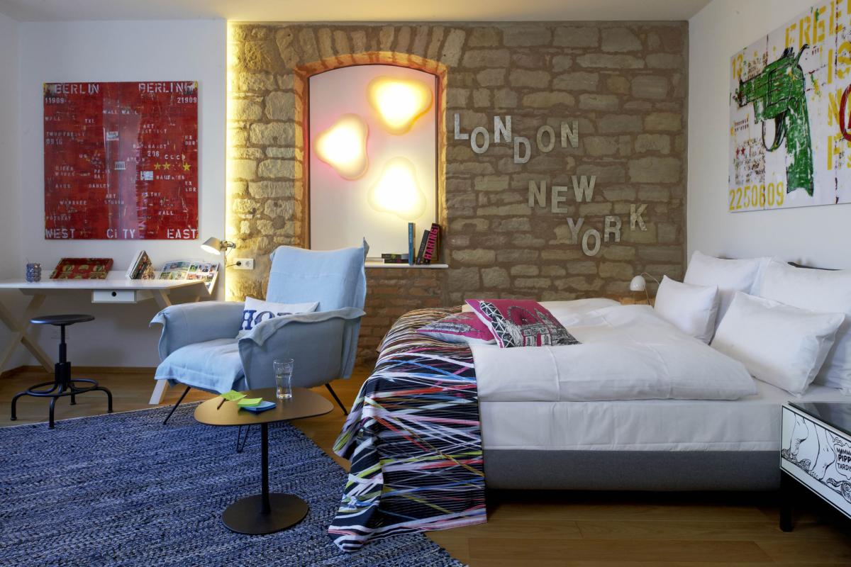 Gemütliches Schlafzimmer mit Lösch-Lampe und dekorativer Stadtwand