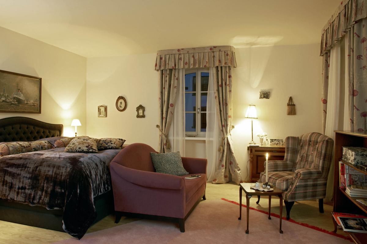 Gemütliches Schlafzimmer mit Lösch-Lampe und Sitzbereich