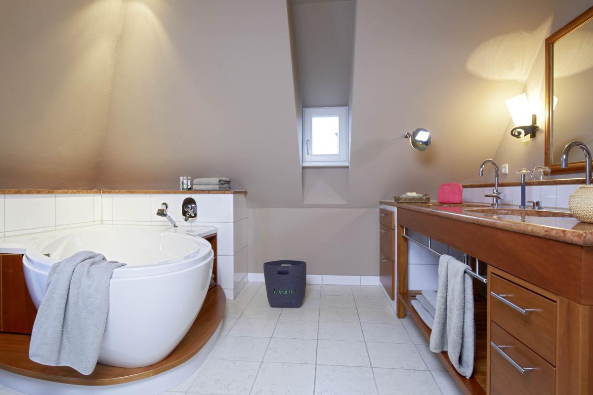 Modernes Badezimmer mit Badewanne, Waschbecken und Lösch-Eimer