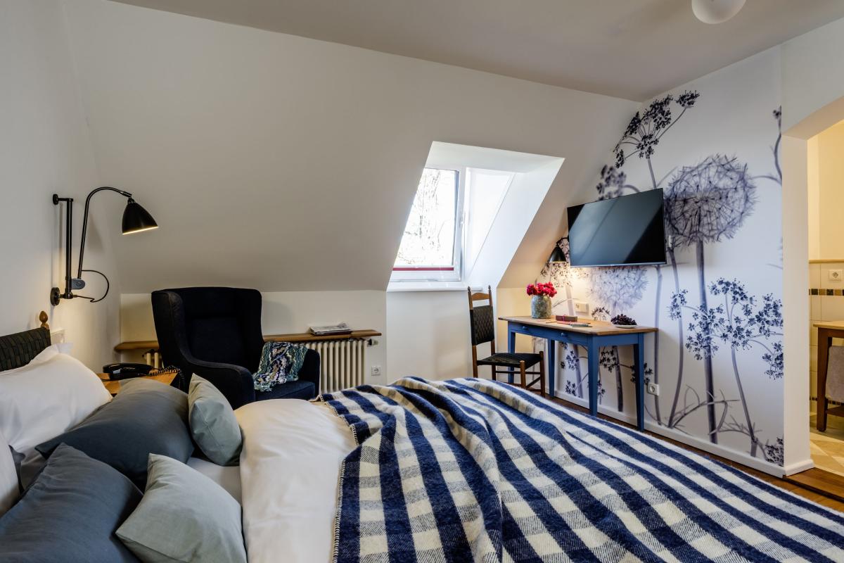 Gemütliches Zimmer im Kloster Hornbach mit Bett und designtem Wandbild