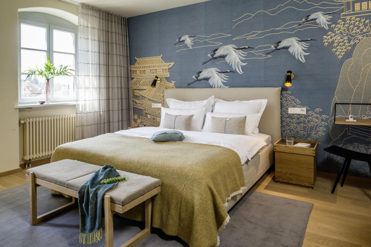 Schlafzimmer im Kloster Hornbach mit Wandmalerei von Fischen über dem Bett