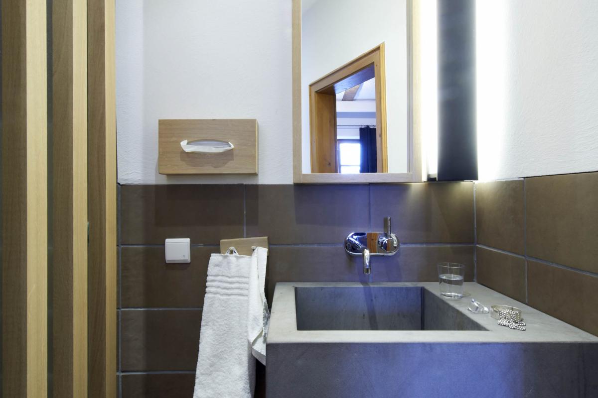 Modernes Badezimmer mit Waschbecken im Kloster Hornbach