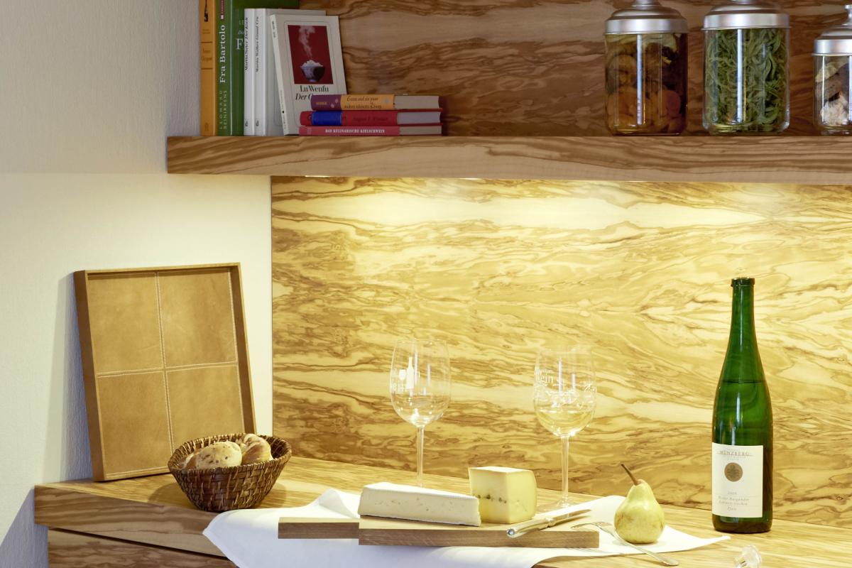 Modernes Zimmer mit Holzmöbeln und Lösch-Funktion am Fernseher