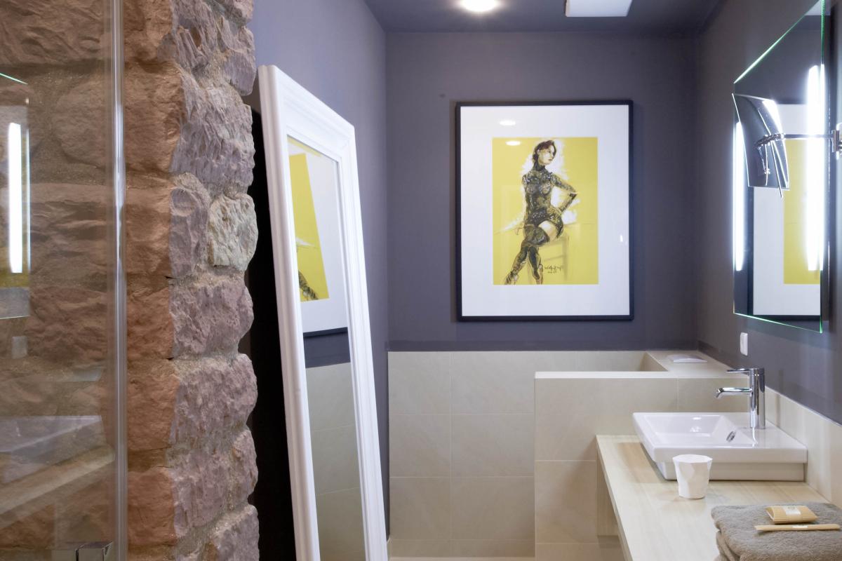 Modernes Badezimmer mit Löschsteinwand und großem Spiegel