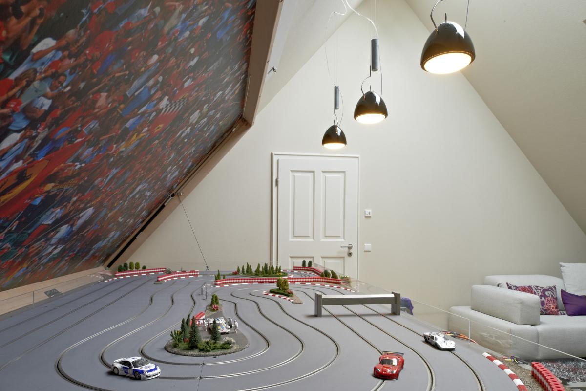 Gemütliches Schlafzimmer mit Löschlampe und blau kariertem Bett