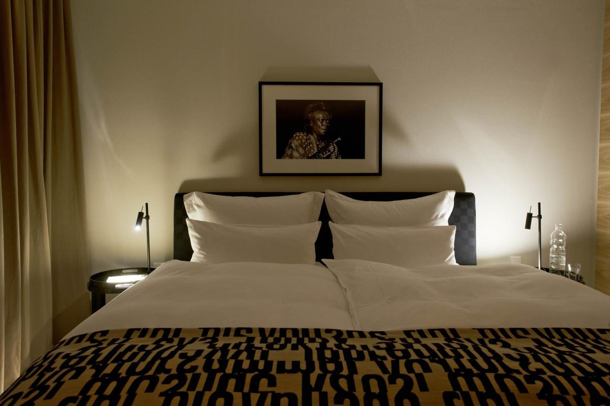 Gemütlicher Wohnraum mit Lösch integriertem Kamin und Musikinstrument