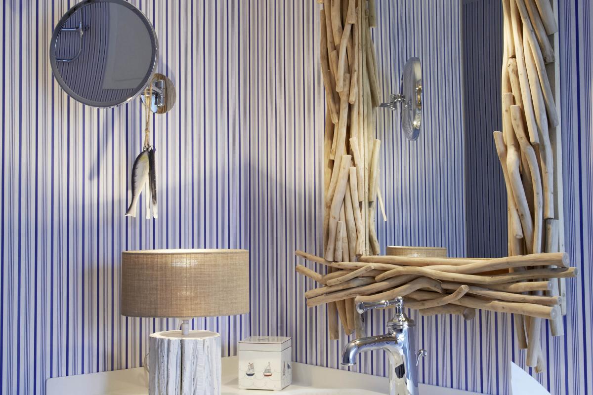 Badezimmer mit Lösch-Rahmen am Spiegel und Waschbecken auf weißem Schrank