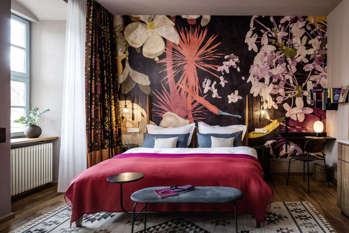 Gemütliches Zimmer im Kloster Hornbach mit dekorativer Wand und Sitzbereich