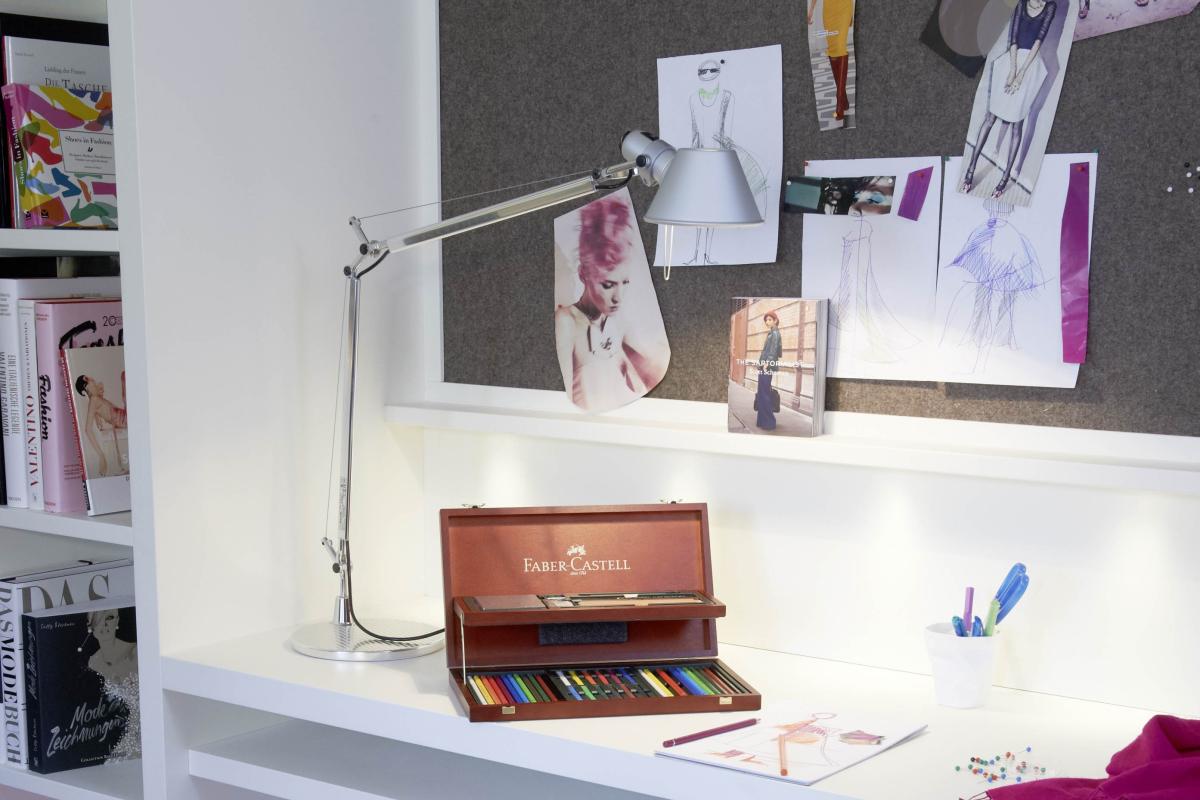 Moderner Arbeitsplatz mit Lösch-Pinselstiften und Designermöbeln