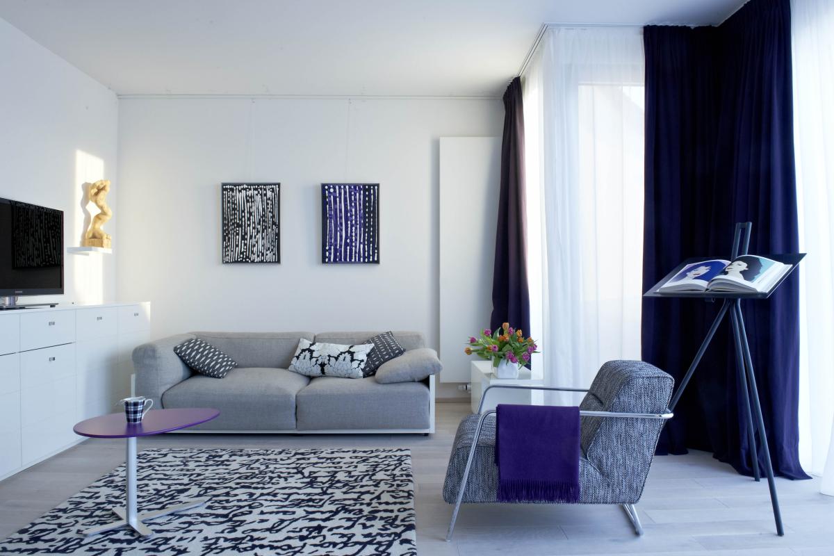 Modernes Wohnzimmer mit Löschkunst und stilvollen Möbeln in Grau und Blau