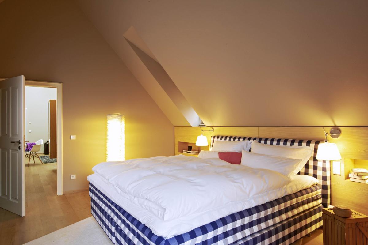 Lösch-Rennbahn mit Modellautos in einem modernen Raum unter Dachschräge