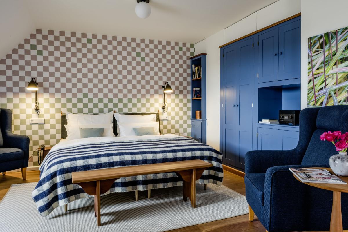 Schlafzimmer mit blauem Schrank und kariertem Muster in Kloster Hornbach
