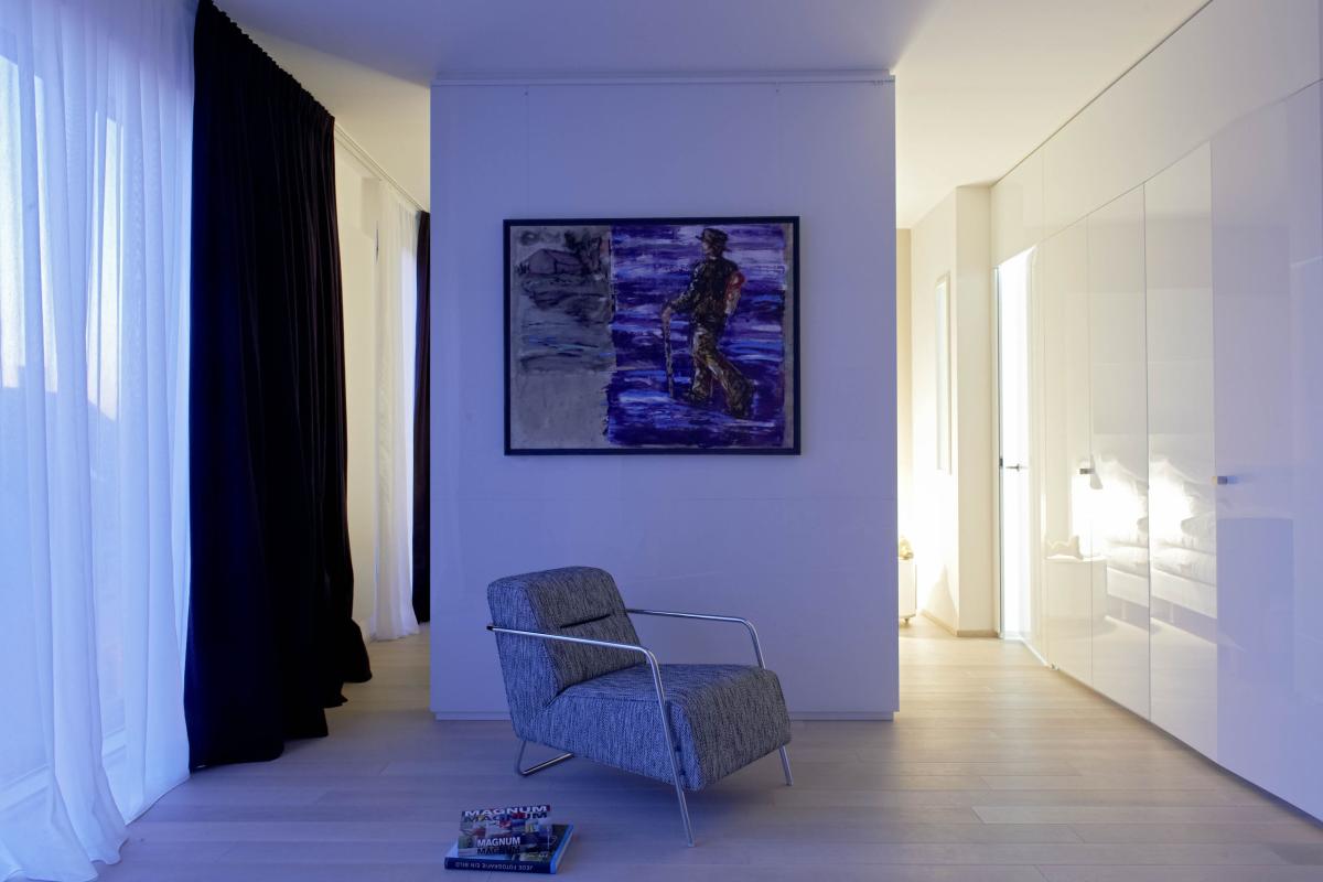 Moderner Sessel und Löschbild im minimalistischen Raum mit Licht und Vorhängen