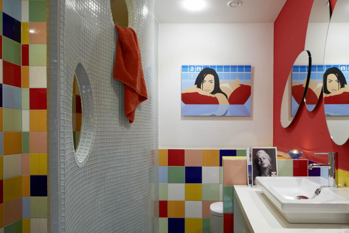 Buntes Badezimmer mit Löschhandtuch und moderner Dusche