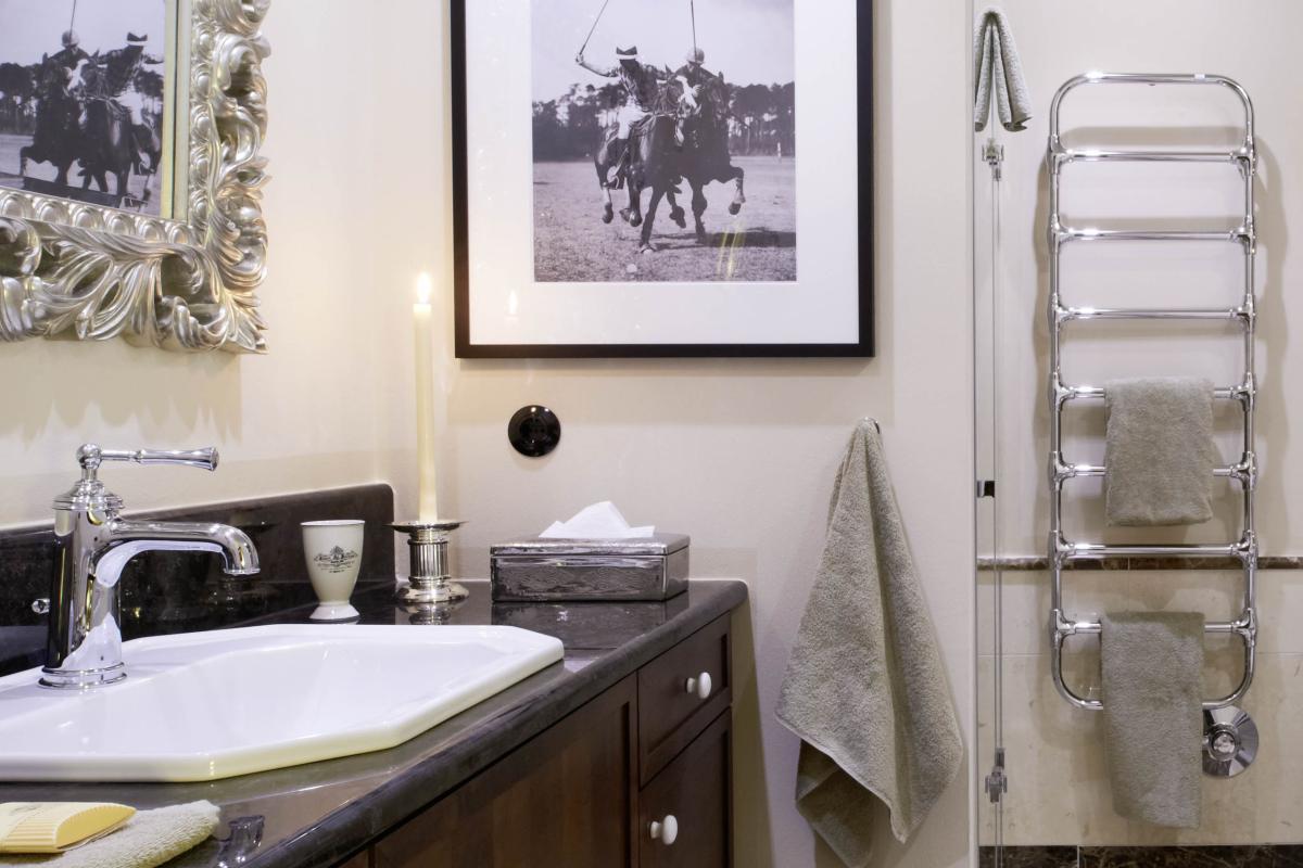 Elegantes Badezimmer mit Lösch-Handtüchern und dunklem Holzschrank