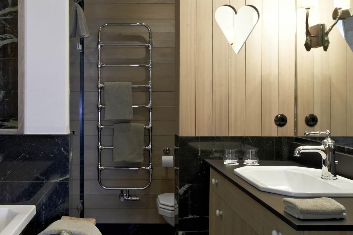 Lösch Badezimmer mit Holzleisten und Herz-Löschmuster an Schränken