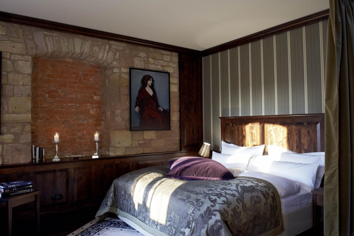 Gemütliches Schlafzimmer mit Lösch-Dekoration und warmem Holzambiente