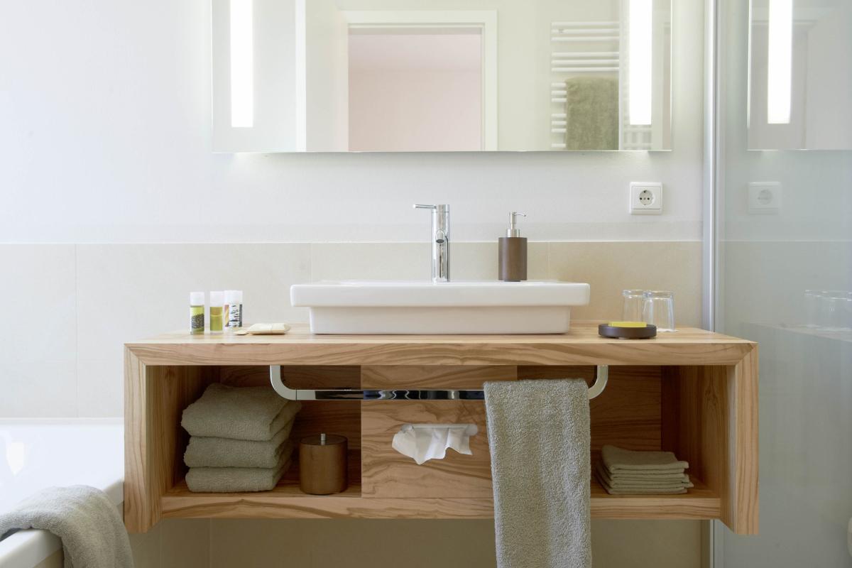 Moderner Badezimmerschrank aus Holz mit Lösch-Tüchern und Waschbecken