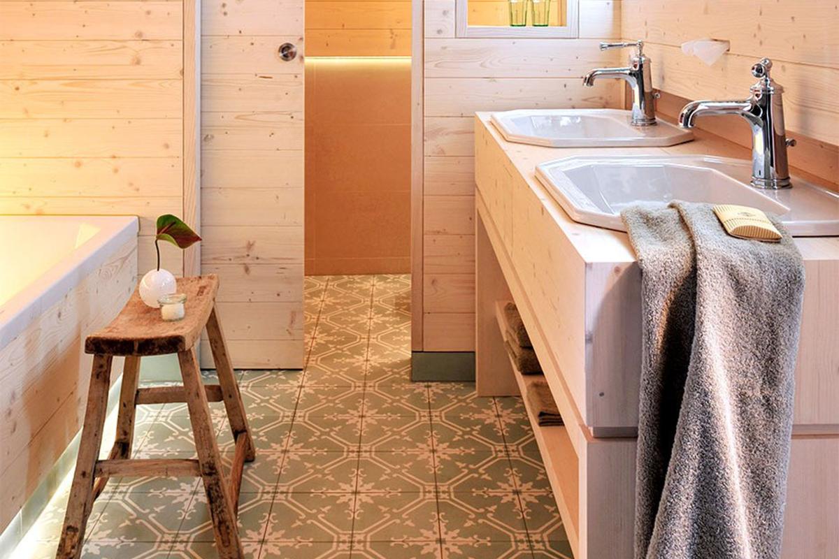 Modernes Badezimmer mit Doppelwaschbecken und Lösch-Dekor aus Holz