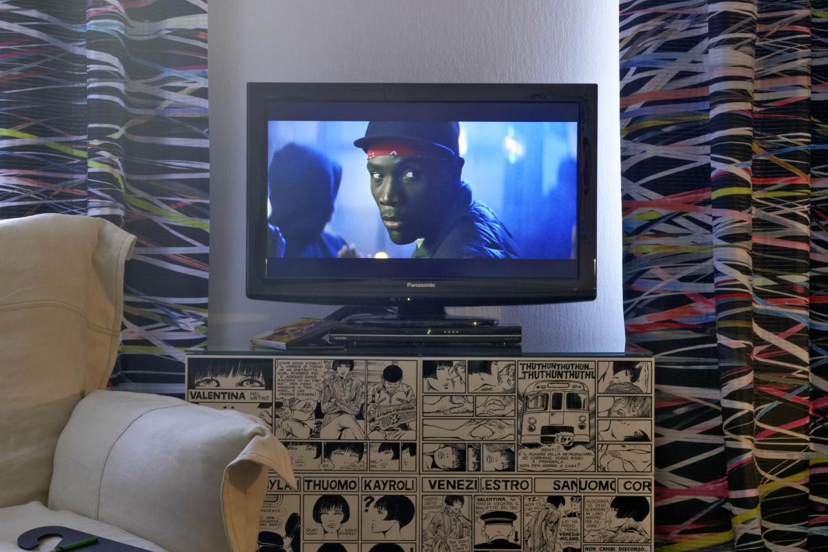 Wohnzimmer mit Fernseher und Lösch-Comic Sideboard