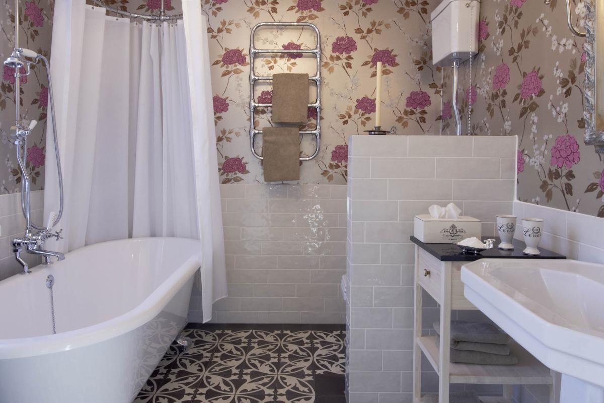 Vintage Badezimmer mit Lösch-Badewanne und Blumentapete