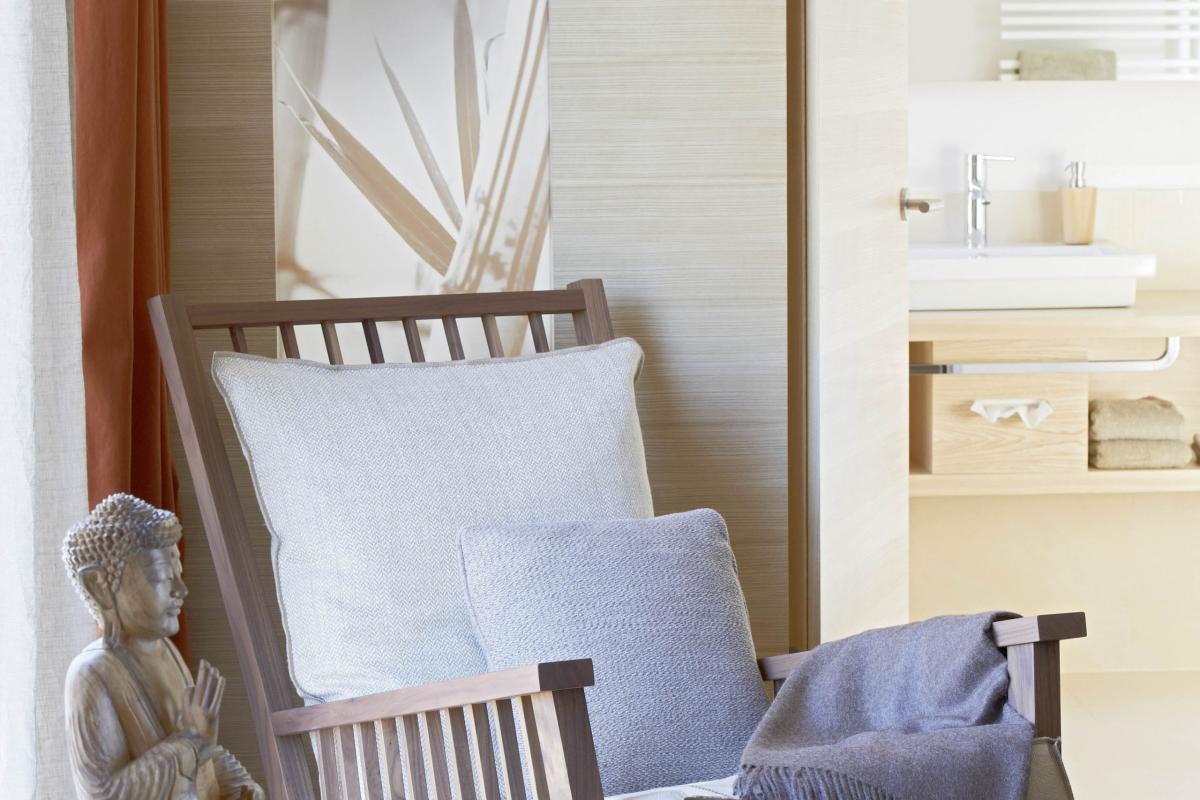 Lösch Hausecke mit gemütlichem Schaukelstuhl und Buddha-Figur