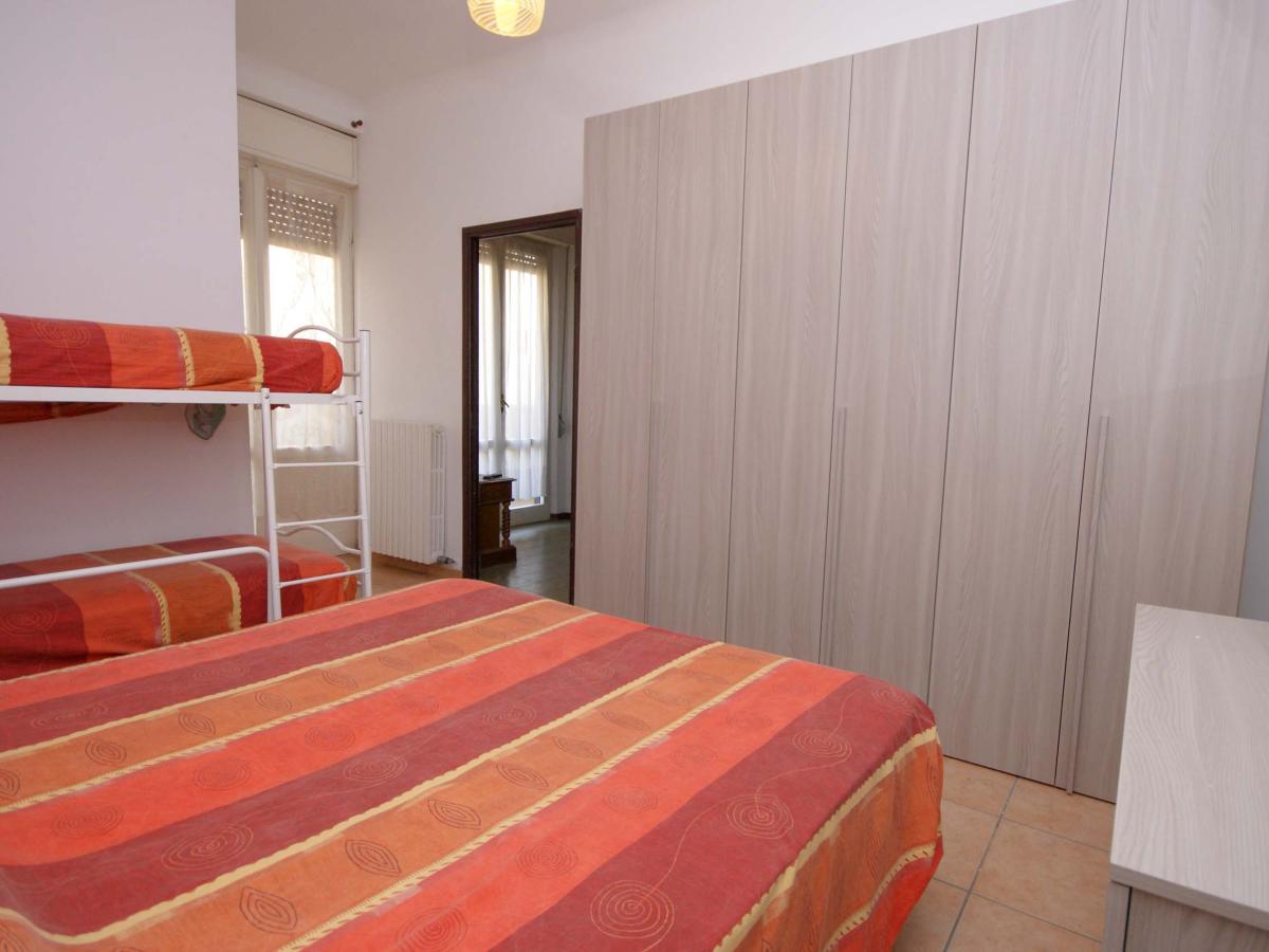 Camera da letto con letto a castello e armadio presso Evangelisti Casa Bellaria-Igea Marina